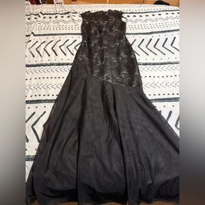 Elegant Black Lace Evening Gown